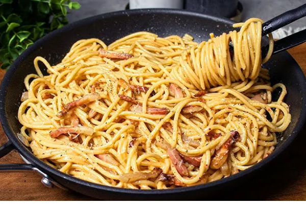 FETUCCINE CARBONARA CU PANCETA CROCNTA SI PARMEZAAN PROASPAT