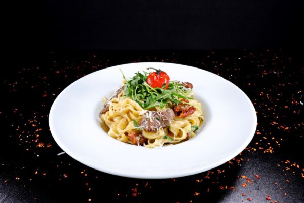 Tagliatele cu vitel si rosii uscate aromatizate cu pecorino romano si rucola proaspata