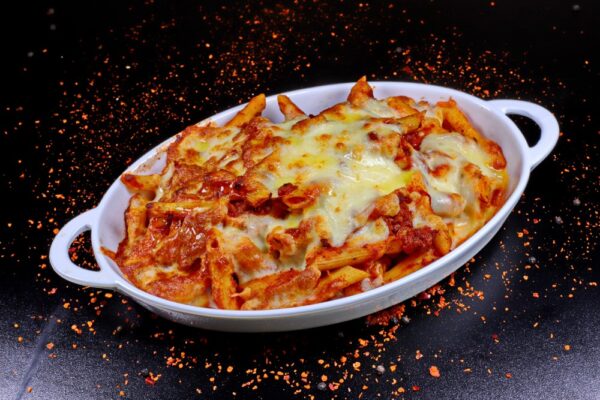 Penne cu sos bolognese gratinate la cuptor