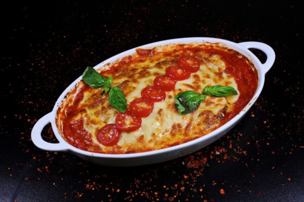 Lasagna  bolognese rumenita la cuptor cu lemne