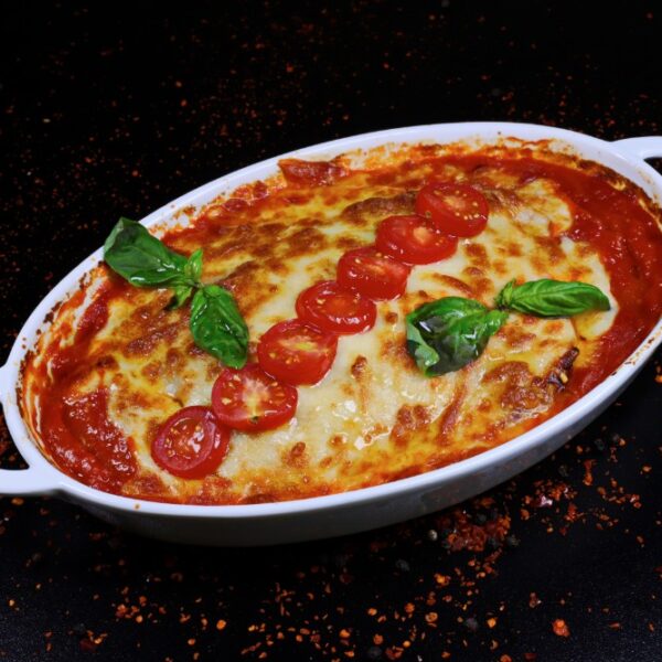 Lasagna  bolognese rumenita la cuptor cu lemne