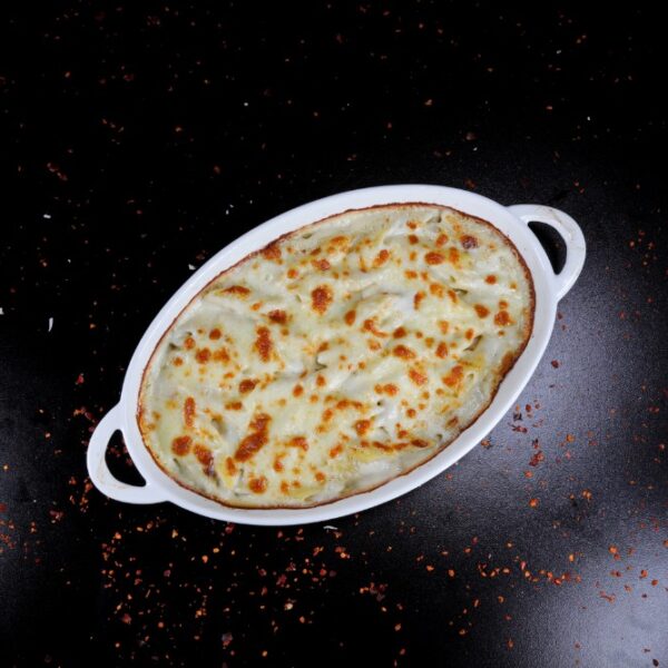 Penne cu sos quattro formaggi gratinate la cuptor cu lemne