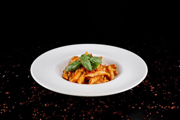 Penne all arabiata cu usturoi, peperoncino si rosii dulci