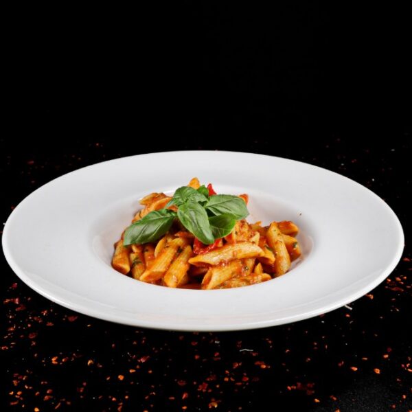 Penne all arabiata cu usturoi, peperoncino si rosii dulci