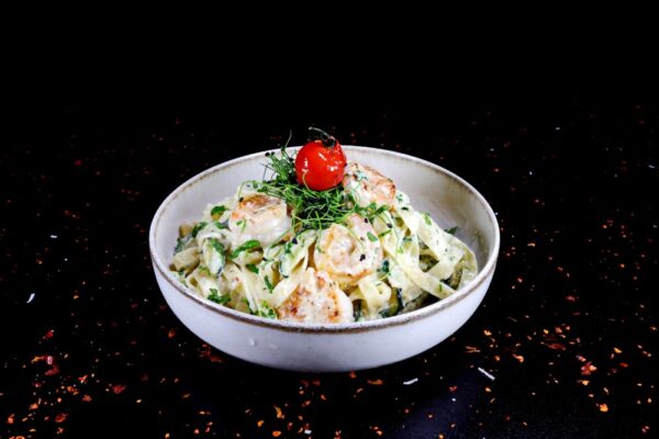 Tagliatelle cu zucchini si creveti, aromatizate cu pecorino romano