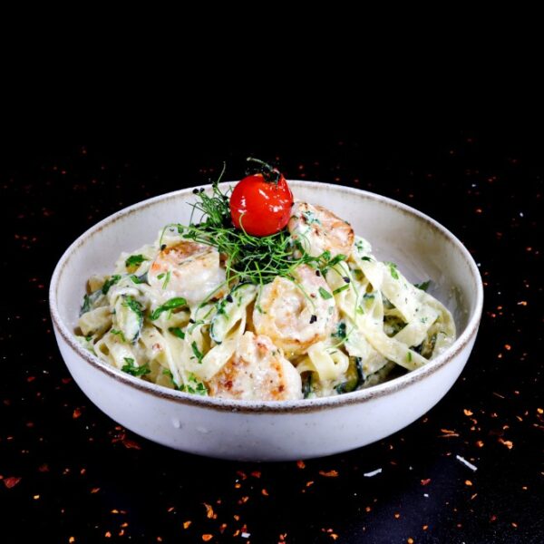 Tagliatelle cu zucchini si creveti, aromatizate cu pecorino romano