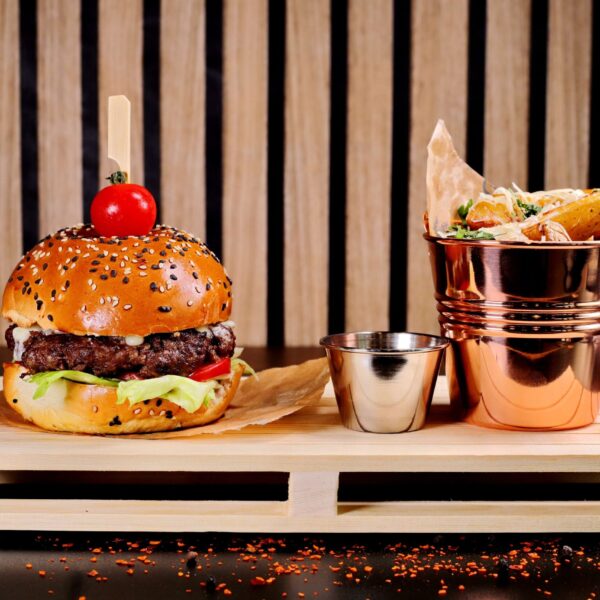 American burger cu cartofi prajiti