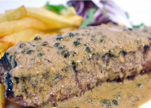 ANTRICOT DE VITA CU SOS DE PIPER VERDE, INSOTIT DE CARTOFI GRATINATI LA FOC DE LEMN