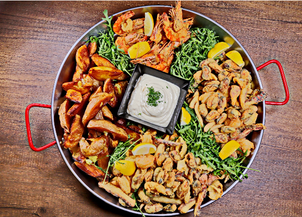 FRITTO MISTO DI PESCE ORIGINALE , PENTRU 4 PERSOANE SERVIT CU CARTOFI PROASPETI PRAJITI SI SOS AIOLI PERSONALIZAT