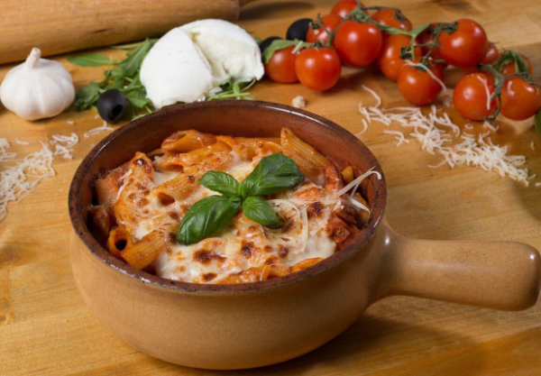 PENNE A LA SICILLIANA GRATINATE CU MOZARELLA LA CUPTOR PE LEMNE