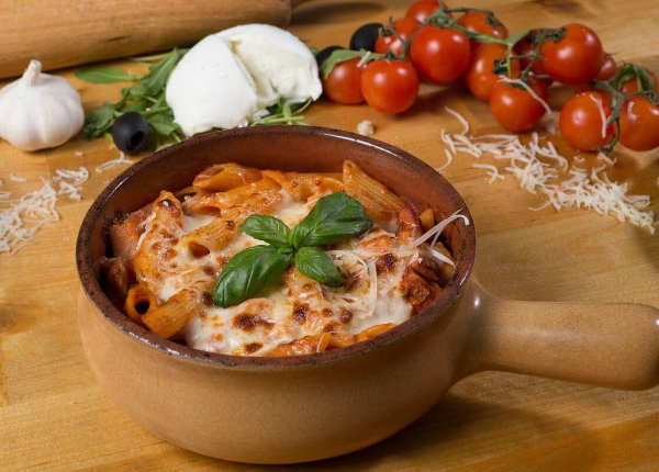PENNE A LA SICILLIANA GRATINATE CU MOZARELLA LA CUPTOR PE LEMNE