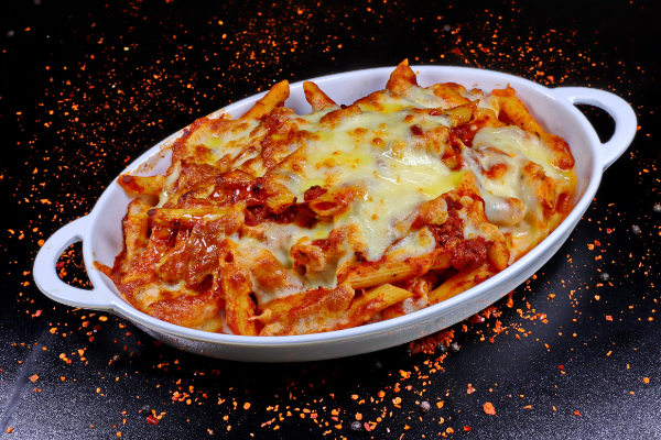 PENNE CU SOS BOLOGNESE GRATINATE LA CUPTOR