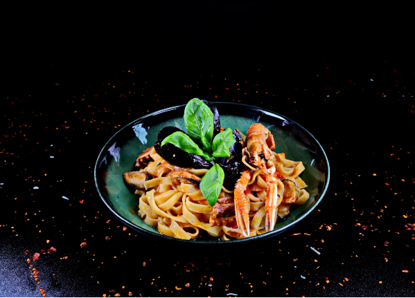 TAGLIATELLE CU FRUCTE DE MARE STINSE CU PROSECCO ALB SI GARNISITE CU ROSII CHERRY SI BUSUIOC VERDE