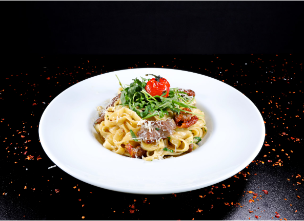 TAGLIATELLE CU VITEL SI ROSII USCATE AROMATIZATE CU PECORINO ROMANO SI RUCOLA PROASPATA