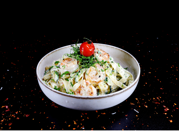 TAGLIATELLE CU ZUCCHINI SI CREVETI, AROMATIZATE CU PECORINO ROMANO