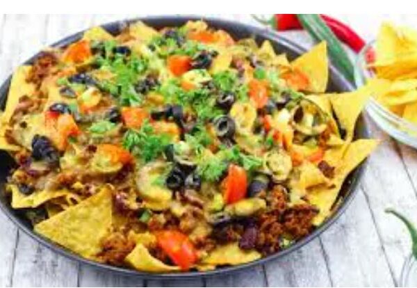 NACHOS SUPREME SERVIT CU CILLI CON CARNE , GUACMOLE ,PICCO DE GALO SI SOS CEDAR