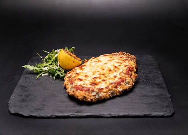 PIEPT DE CURCAN FRIPTLA JAR , GRATINAT CU SOS DE ROSII SI MOZZARELA