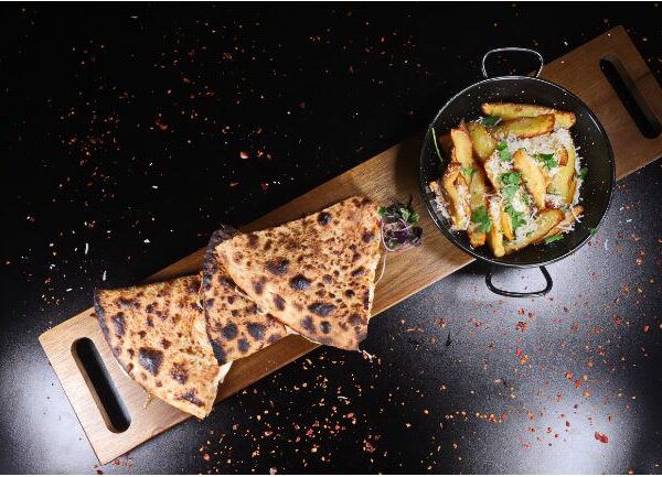QUESADILLA MEXICANA CU PUI SI JALAPENO, SERVITA CU CARTOFI PRAJITI +1DOZA COLA