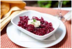 Salata de sfecla rosie servita cu hrean
