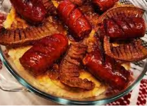 FASOLE BATUTA CU RAANTAS DE CEAPA, GARNISITA CU CHIPS DE CARNACIORI 700 GR