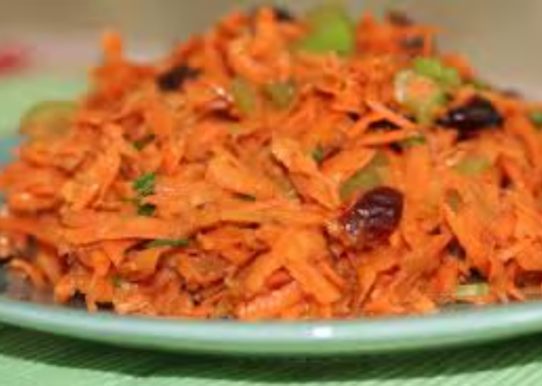 SALATA DE MORCOV CU PATRUNJEL DRESATA CU ULEI MASLINE SI LAMAIE 600 GR(4 PORTII)