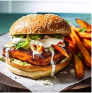 Burger Haloumi cu sos caplipso, servit cu cartofi prajiti stropiti cu usturoi si parmezan
