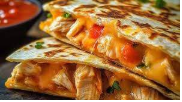 Qesadiila Mexicana cu pui si jalapeno,servita cu cartofi prajiti